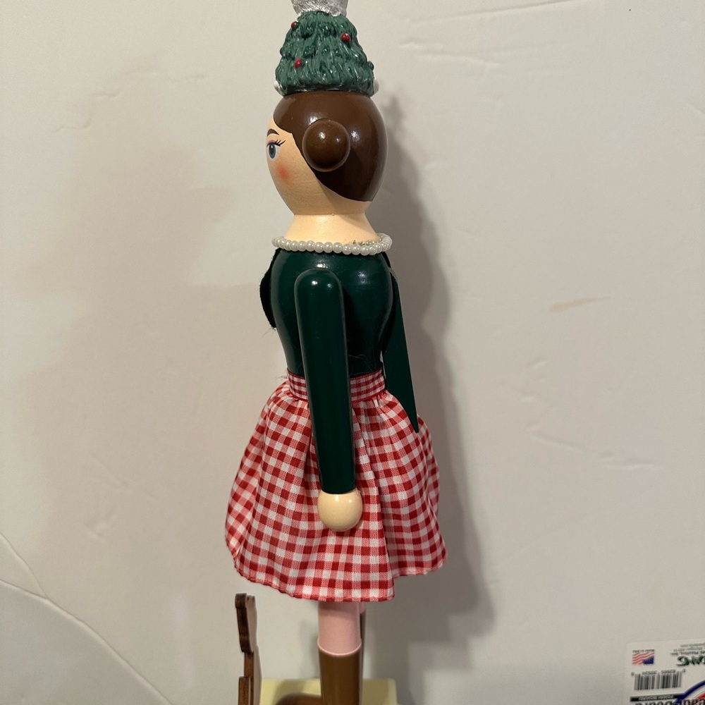 Cat lady nutcracker - Picture 4 of 8